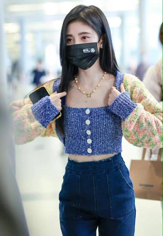 鞠婧祎好喜欢"炫腹",机场街拍穿出时髦范,这腰线真的羡慕了_气质_显得
