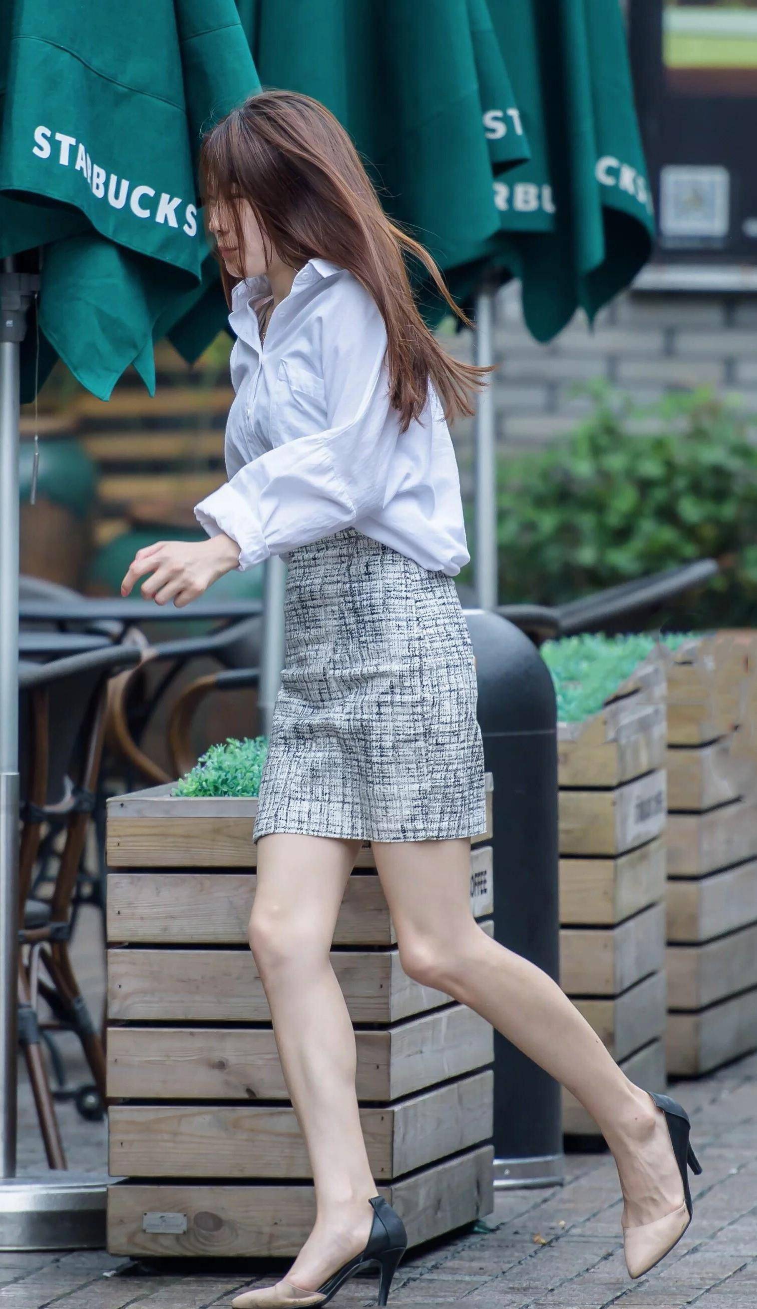 白衬衫搭配灰色格纹半身裙,穿上高跟鞋衬托职业女性气质_美女_女生_穿