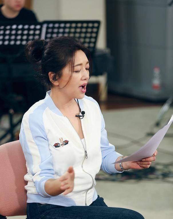 52岁的江珊穿着简约又显气质,从不装美,建议大龄女性像她这么穿