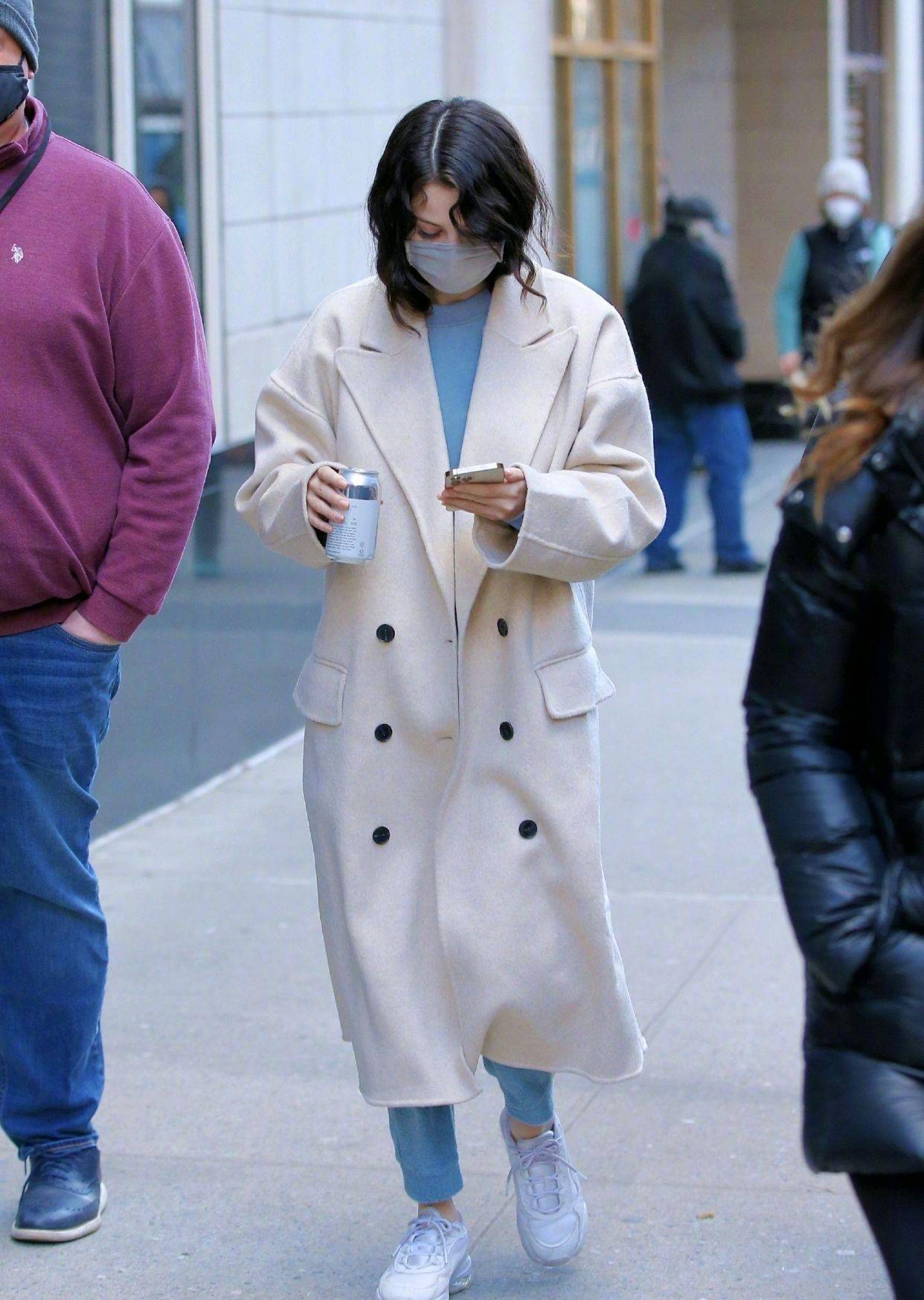 原创赛琳娜成功瘦身简约搭配难掩女神气质街拍女王再次回归