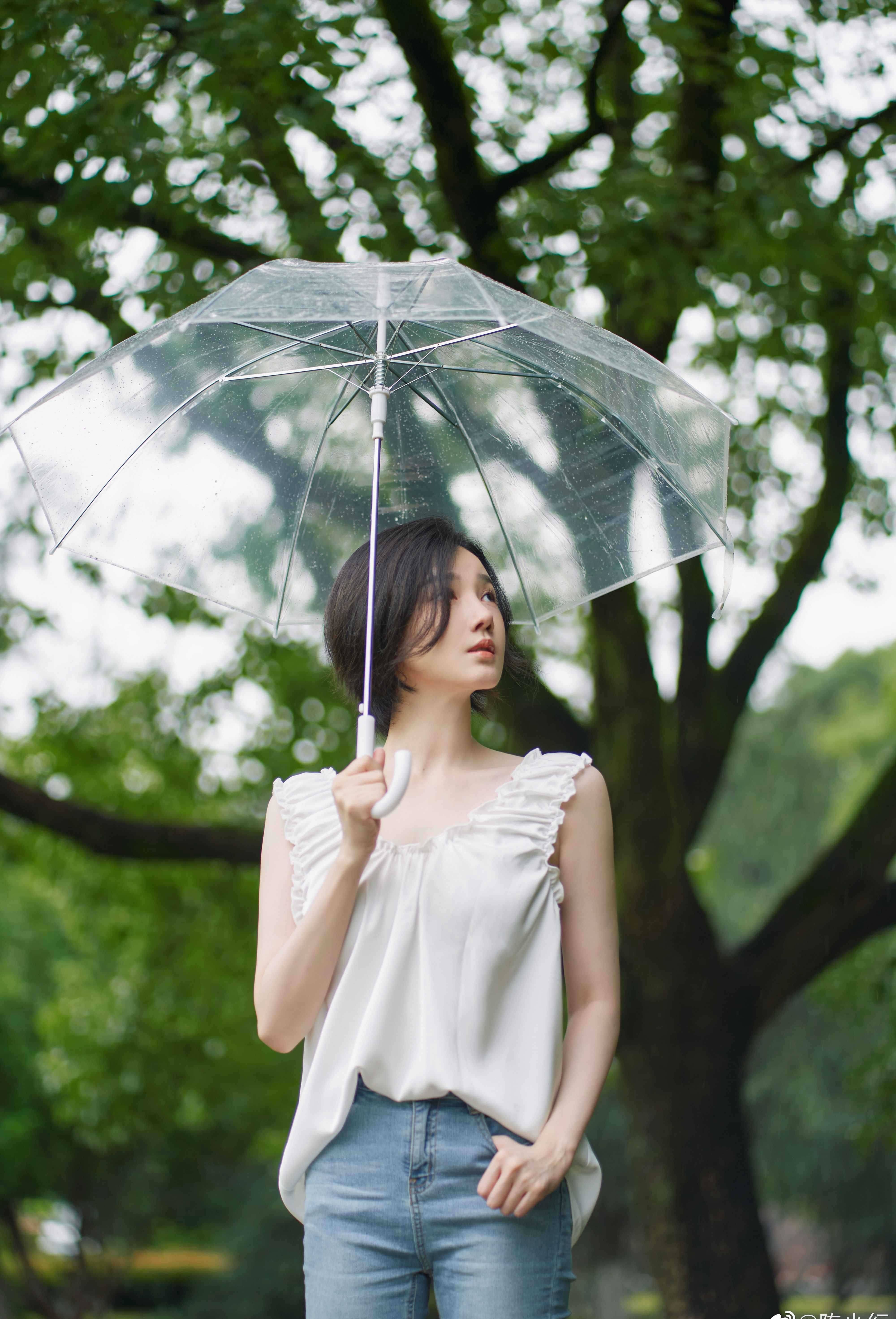 陈小纭白色吊带装户外写真