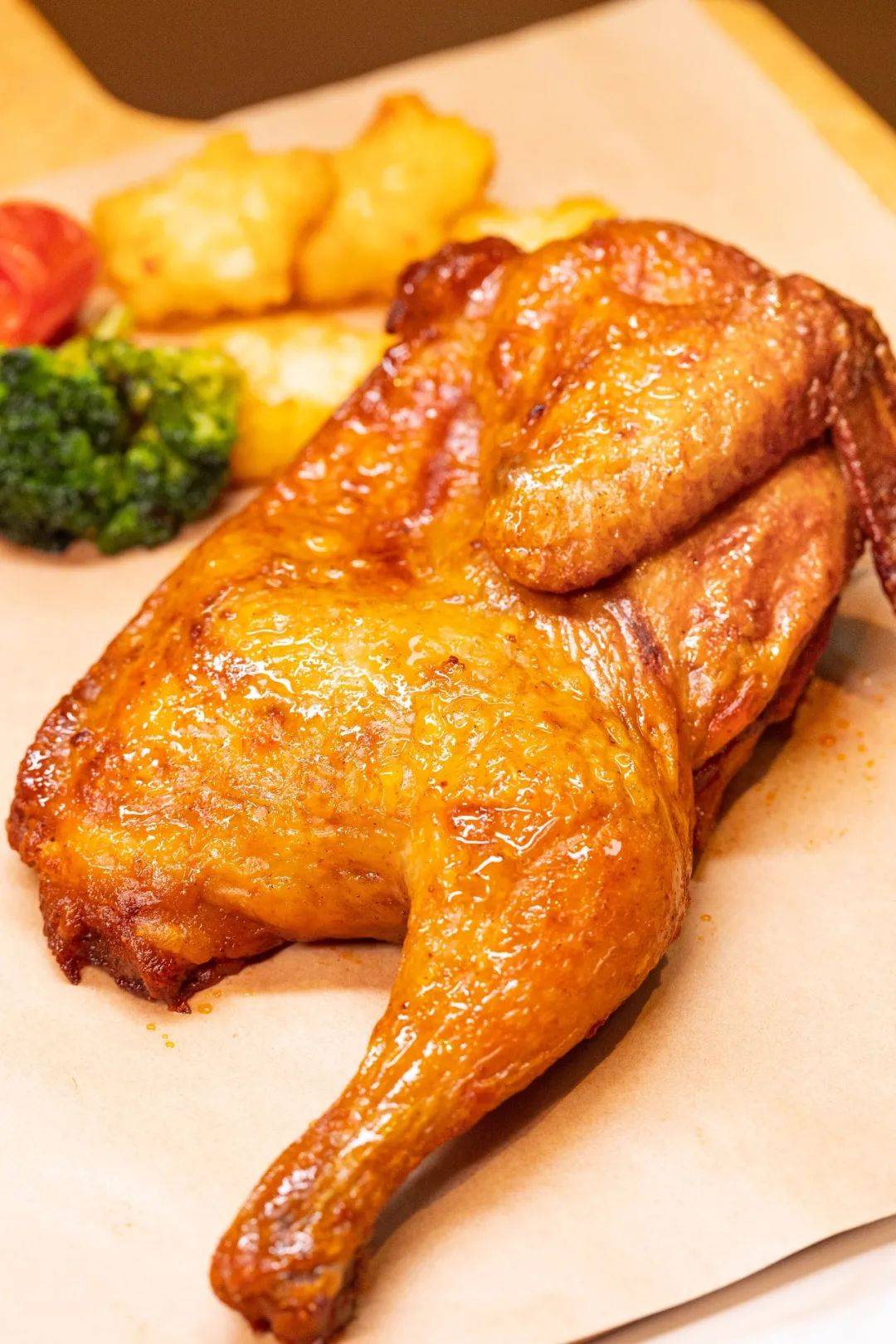 达美乐的「秘制飘香半鸡」,用八味秘制香料调味,经过12小时的低温腌制