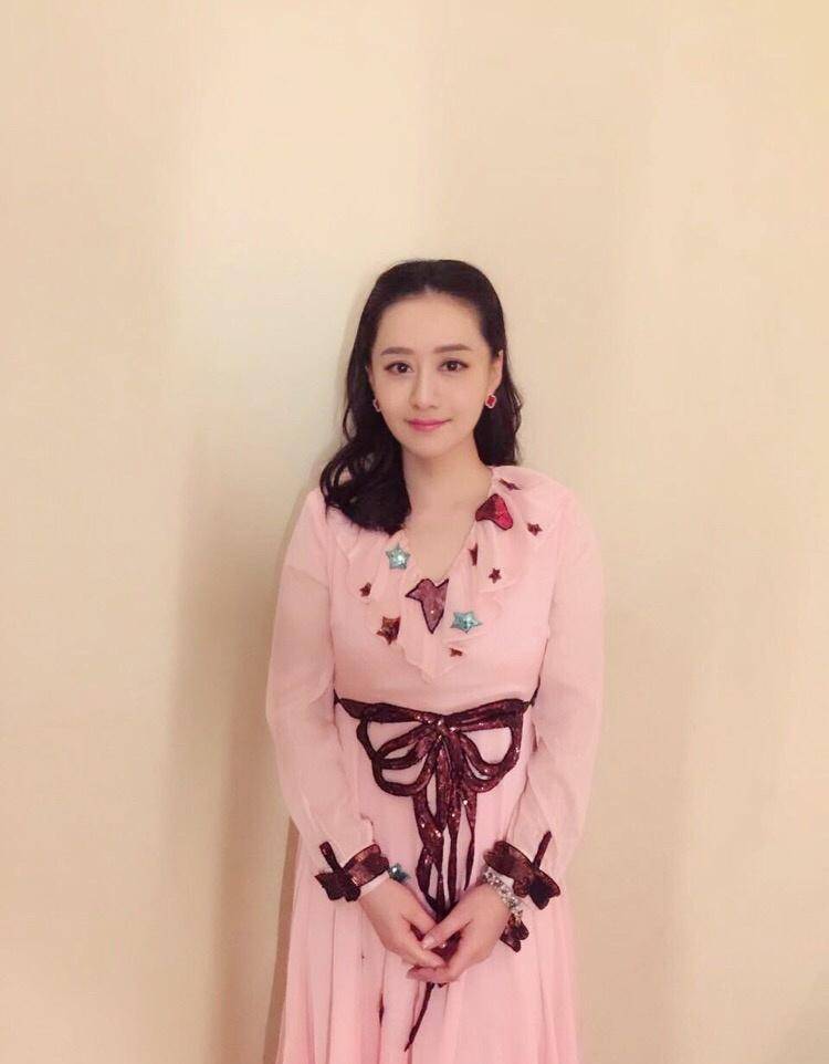 原创陈德容终于扮美成功穿粉色针织配少女裙甜美减龄哪像70后