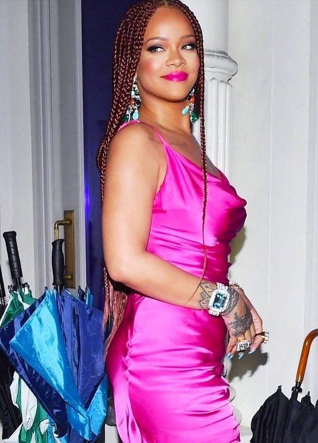 原创蕾哈娜不愧是时尚界的泥石流长袍搭配球鞋另类造型潮出街