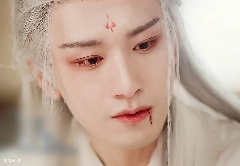 在古装剧《琉璃》里根本就是司凤的日常妆容,几乎是从头被虐到尾,从头