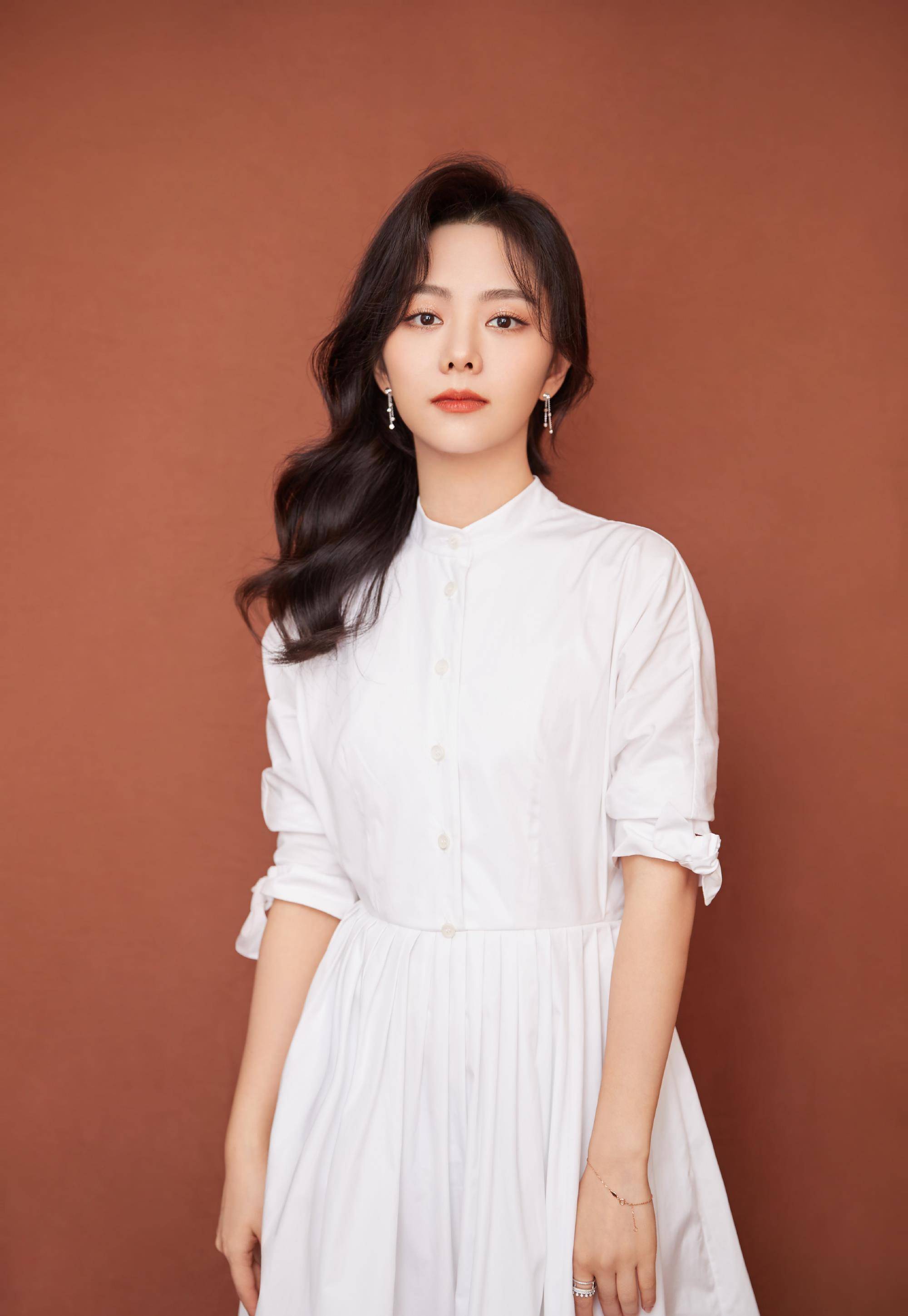 "人间收哥机"谭松韵,私服满满的少女心,一点都不像30岁_白色_黑色_下