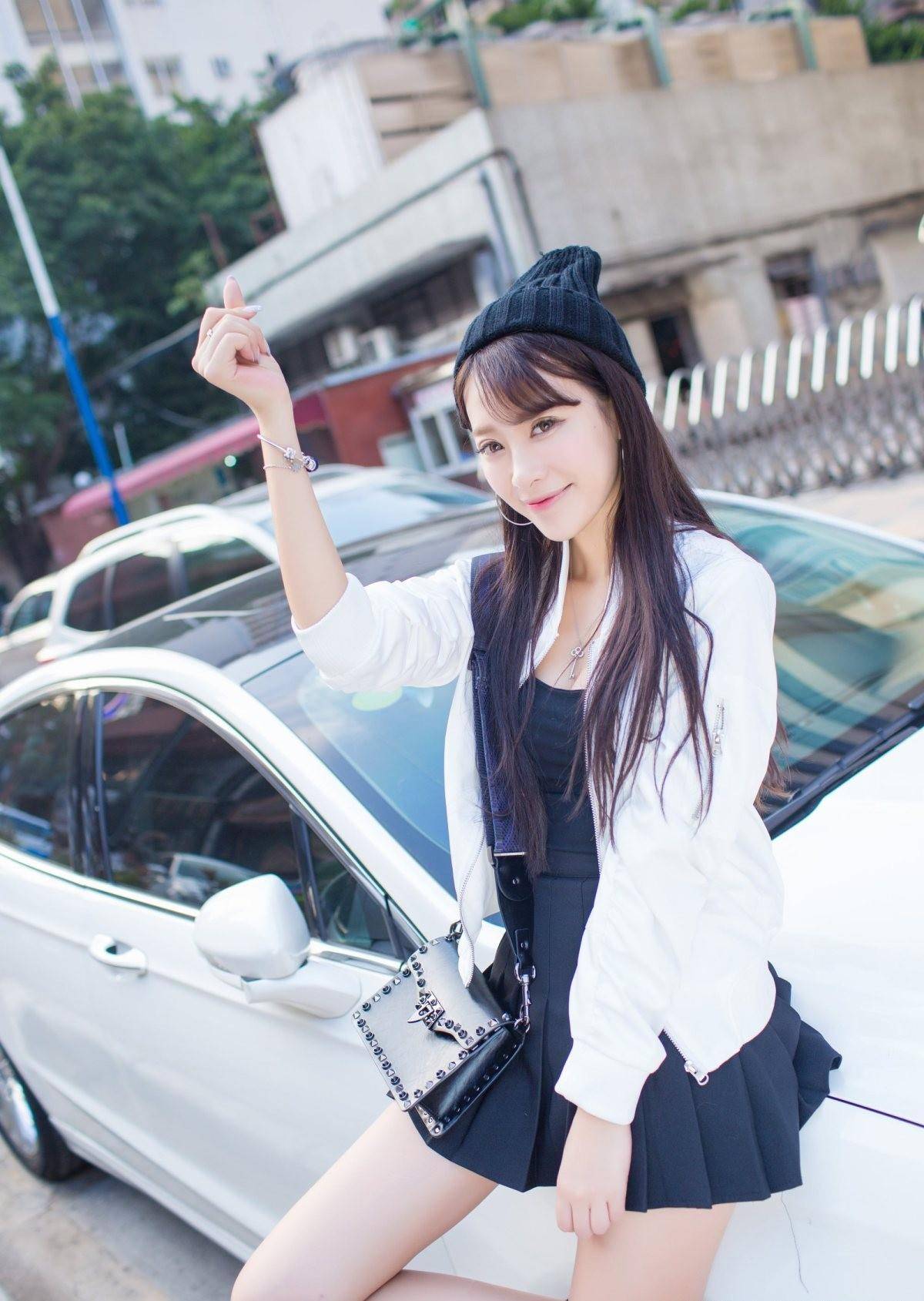 矮个子女生的漂亮穿搭,黑色连衣短裙搭配白色外衣,穿出美女范儿_时尚