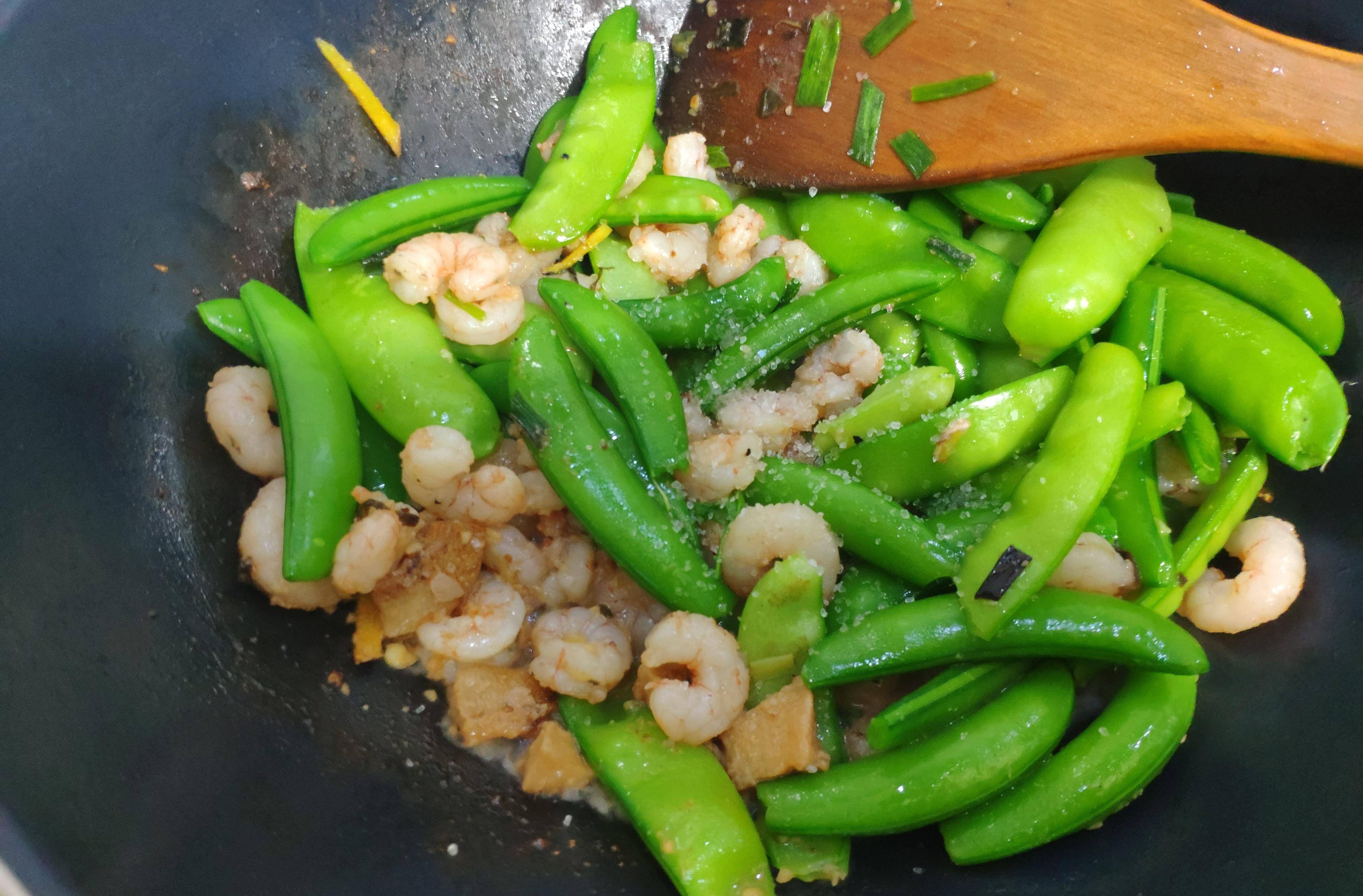 丈母娘教你做荷兰豆炒虾仁,荷兰豆翠绿不变色,虾仁嫩滑不易老_食用