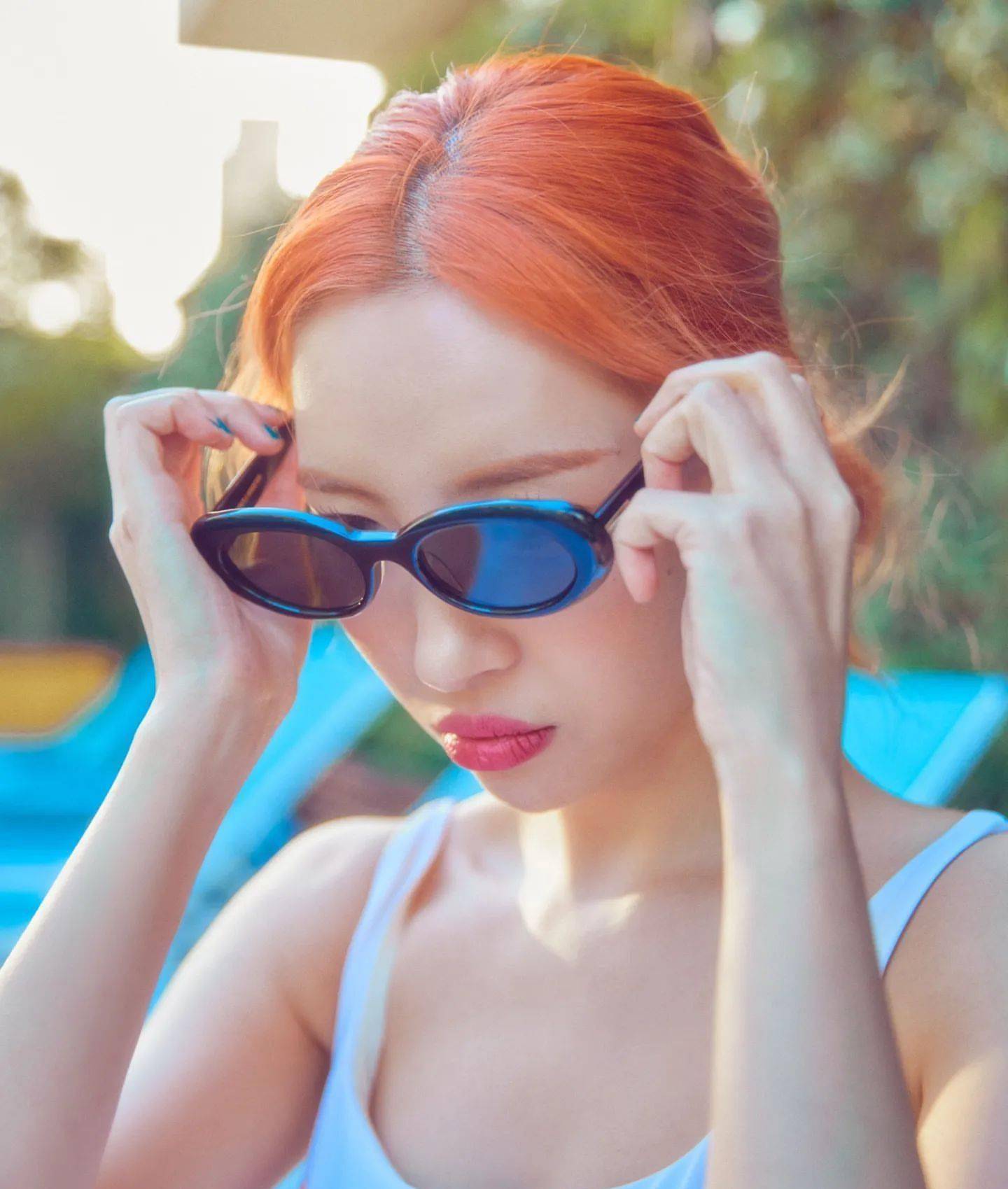 宣美白色泳装秀出火辣身材修长美腿优美曲线展现健康美