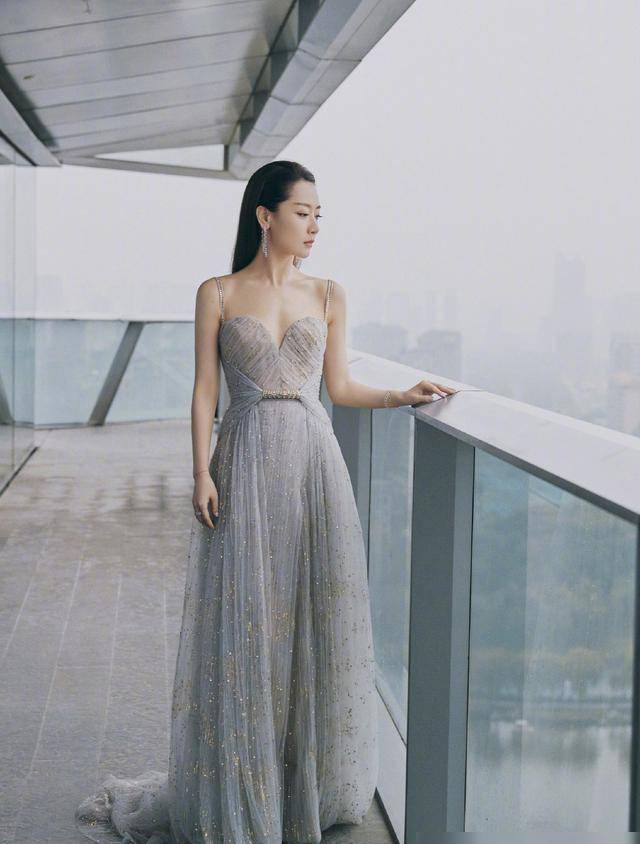 原来白冰参加活动穿的这条礼服裙,是该品牌刚刚发布仅1个月的最新高级