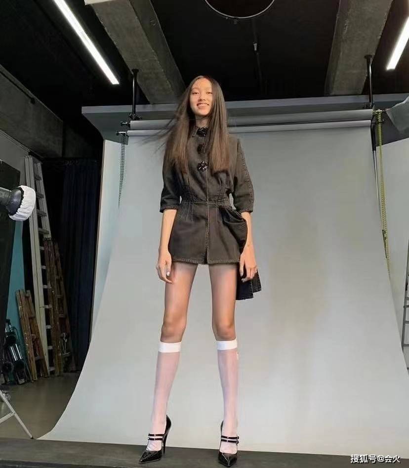 任达华17岁女儿晒比基尼照,腰围堪比巴掌大