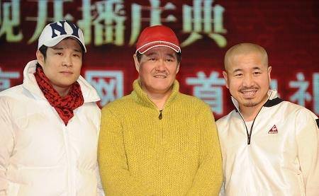 了赵本山的第一批徒弟之一立马给赵本山打了电话力荐王小利比赛结束后