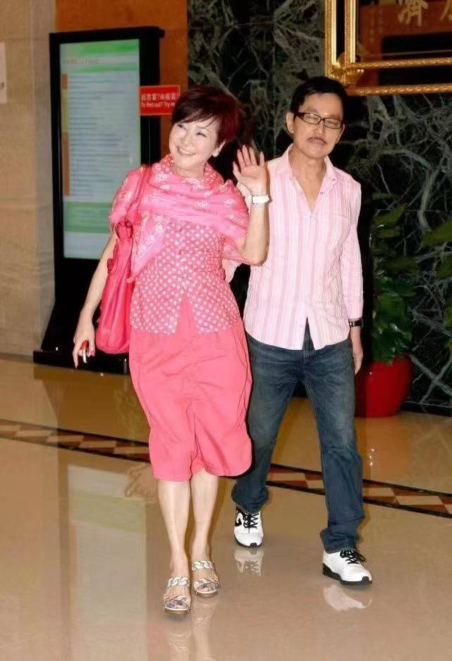 原创狄波拉与丈夫现身心态真好一身粉色造型娇俏如少女气质依旧在