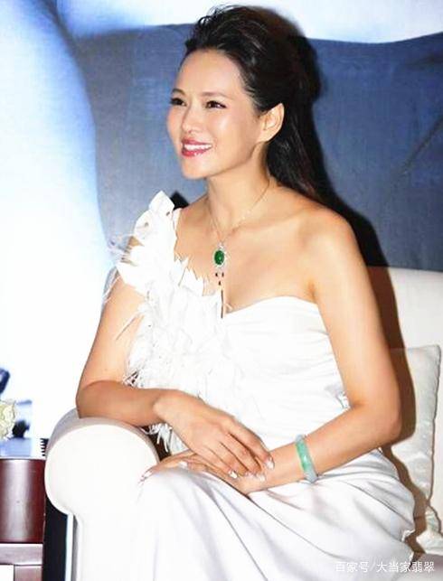 翡翠手镯的喜欢,同时也分享一下翡翠首饰的美丽,为什么明星的翡翠首饰