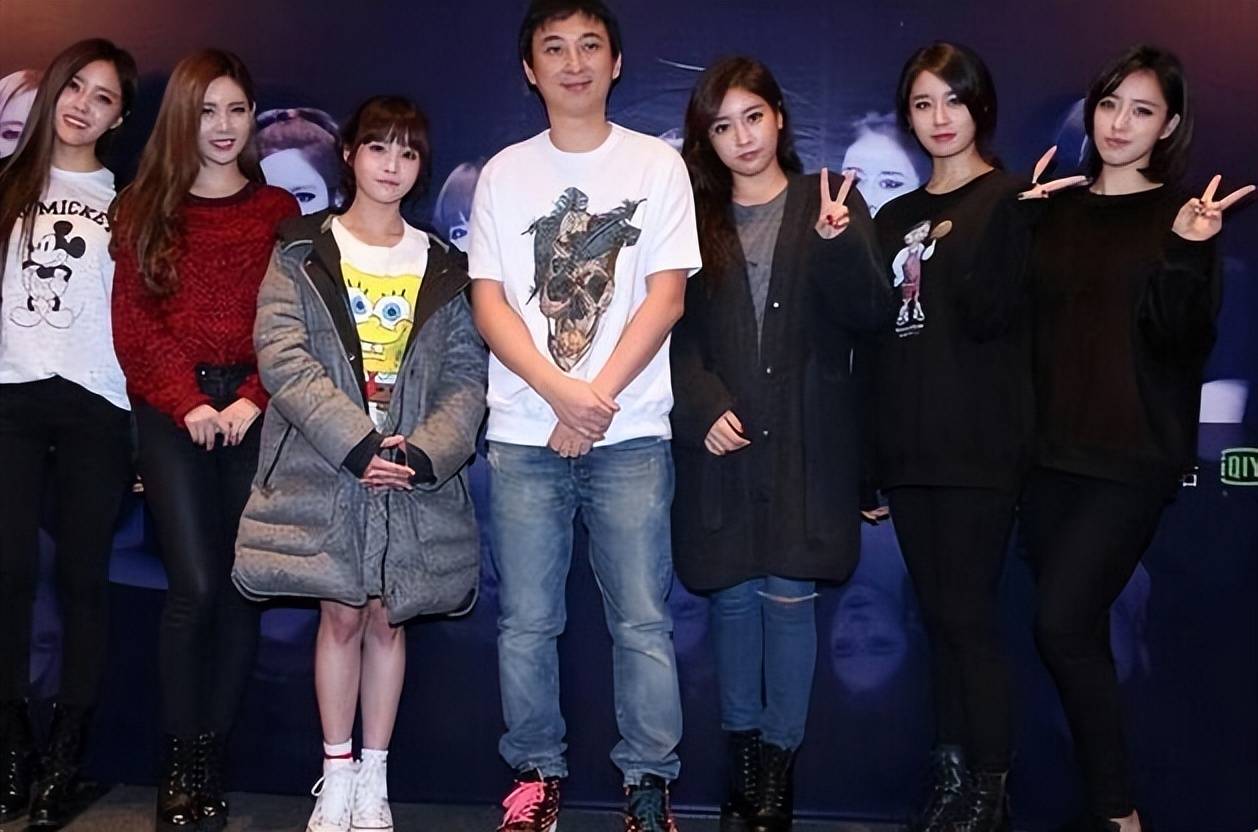 原创王思聪现身成都和五个女生吃饭网友好巧啊王老师