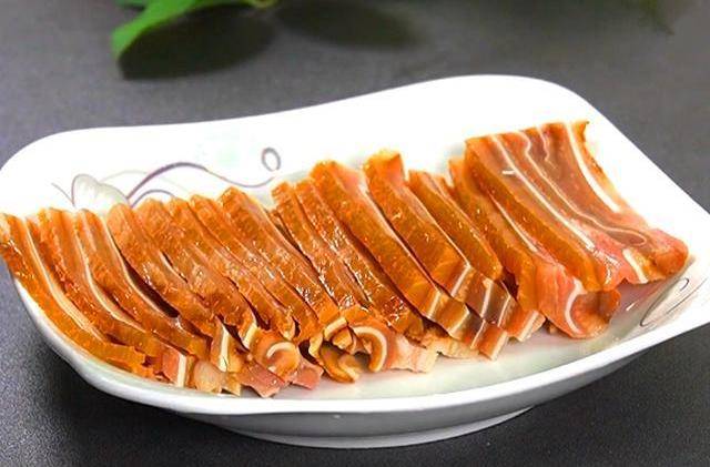 年夜饭上不能缺的千层猪耳,口感爽脆,酱香浓郁,吃起来特别过瘾_猪皮