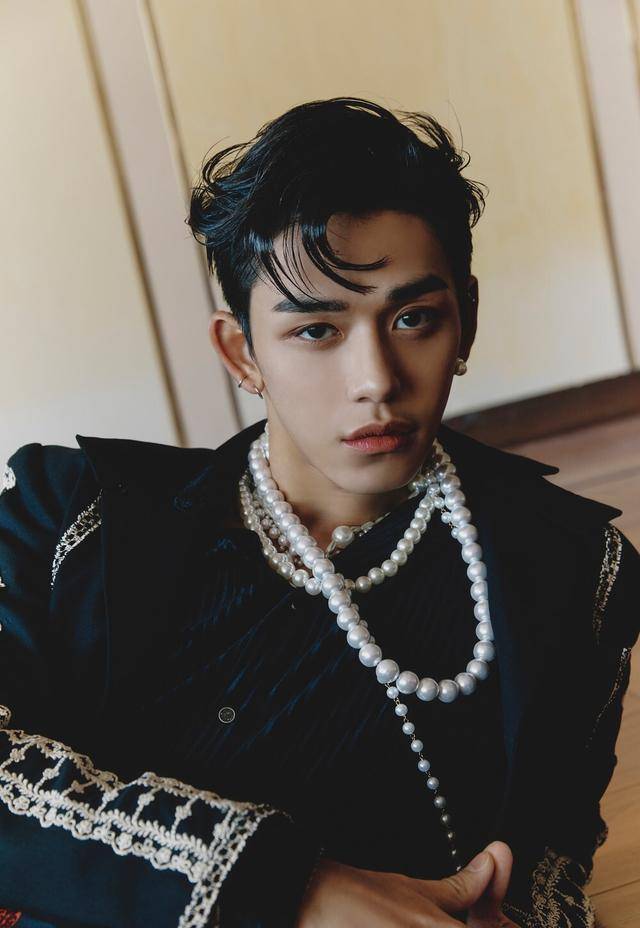 前不久小编还看到黄旭熙和nct成员一起考驾照呢,他的报道签名都出现在