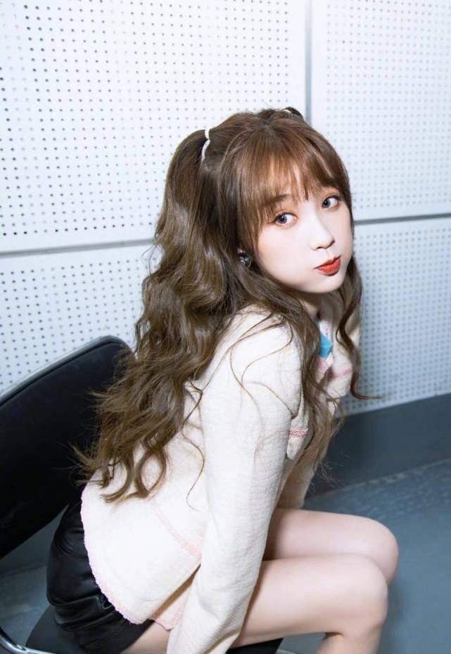 虞书欣变身"双马尾可爱淘",淡粉色外套搭配皮短裤,萌趣小心机_新造型