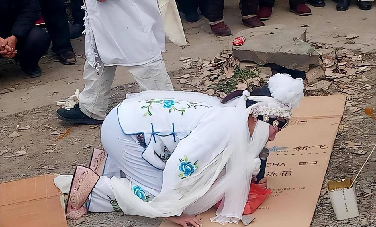 原创河南5旬职业哭丧人三秒磕一个头持续一小时哭一场挣700块