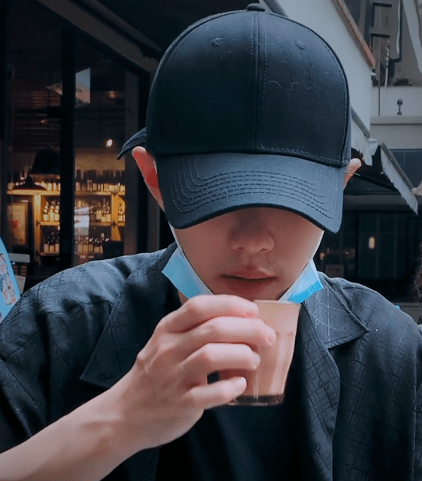 而在小日常发布出来之后,由于喜爱他的人实在太多,肖战去过的咖啡厅