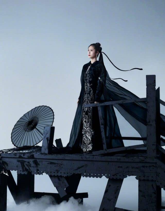 张碧晨挑战古风造型,戴斗笠尽显冷艳女侠风,穿白纱裙更具仙女范