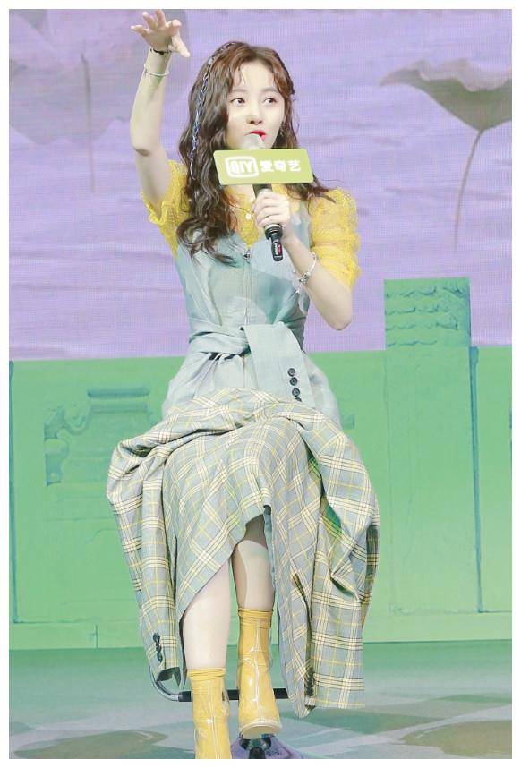 原创鞠婧祎的娃娃脚让人羡慕了范斯只穿儿童款一年能省好多钱