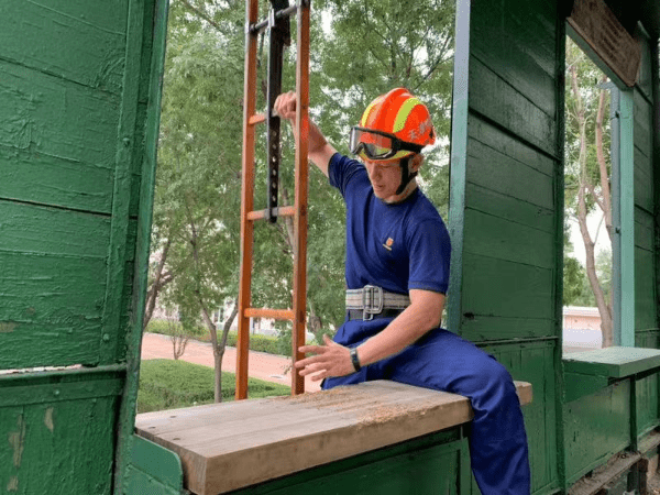 扛起英雄旗帜,锻造尖刀利刃——记八大街消防救援站站长张梦杰_建设