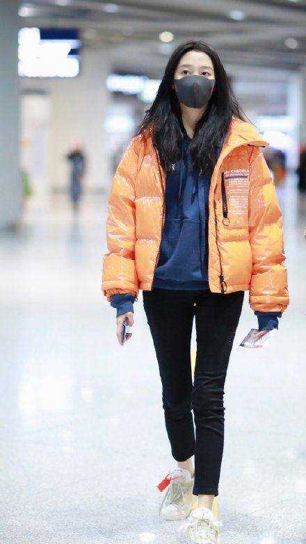 冬天穿羽绒服太臃肿?学女明星的这3个搭配技巧,超显瘦!