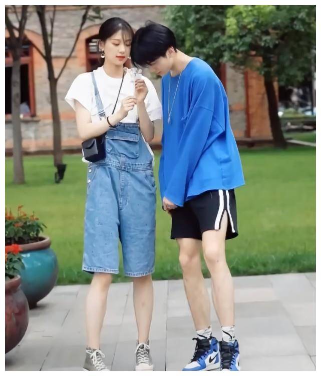 原创男友求生欲有多强不小心暴露长腿立马你鞋我袜讨好女友