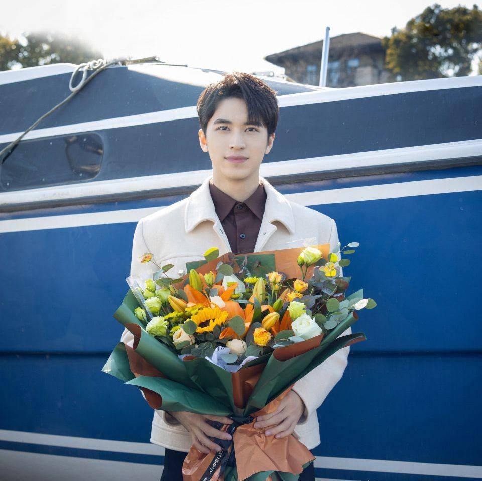 许魏洲晒结婚证,妻子照片被曝,有网友称:5月10日发,真有你的_女方