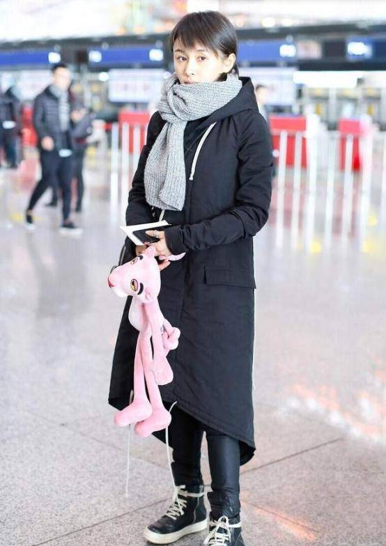 王子文穿搭真低调,穿黑色羽绒服保暖舒适,气质不俗真抢眼_小个子_女孩