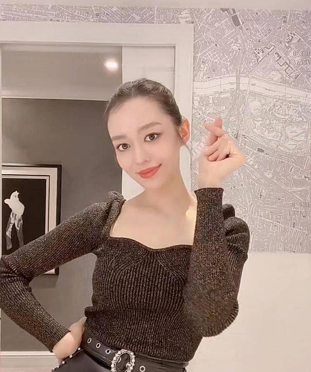 吉娜晒出生活近照,穿着针织衫瘦成了纸片人,排骨胸好抢镜