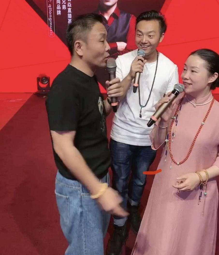 祁隆泪点太低,他常泪洒出镜平台,他与妻子乐凡,俩人已经分手?