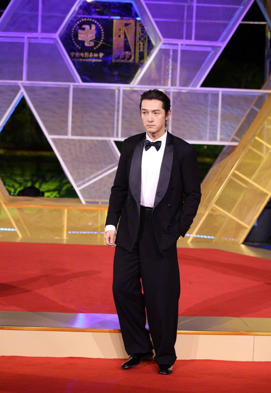 原创荧屏夫妻红毯聚首胡歌万茜终于再同框白裙加西装cp感爆棚