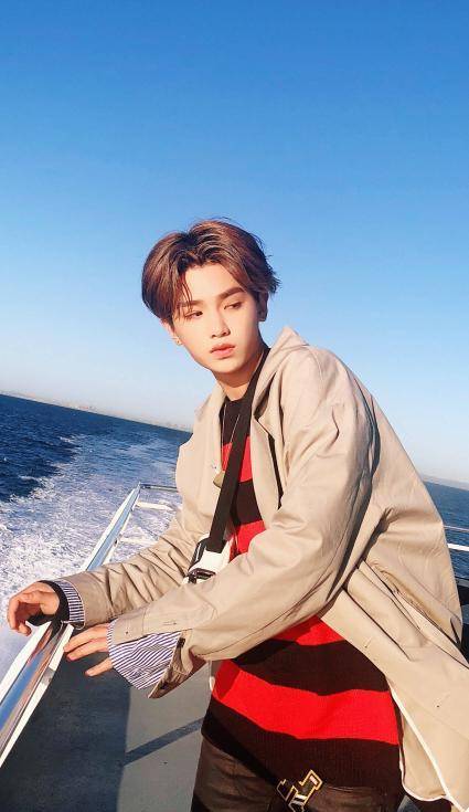 00后黄明昊在韩国成团出道,经历风波后低调亮相,显得非常疲惫_明星