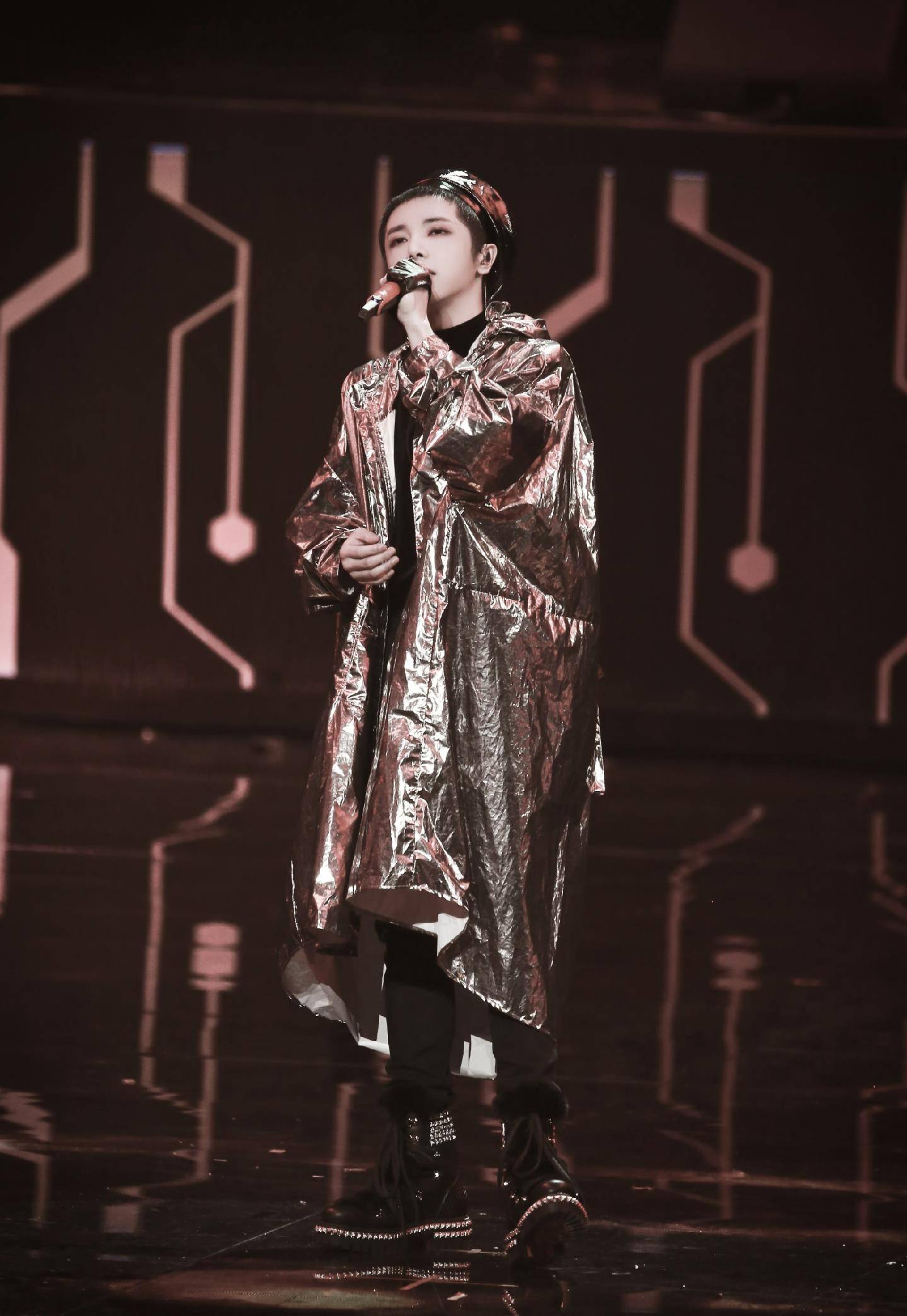 原创火星男孩华晨宇穿一身锡箔纸上舞台了这潮范太燃了