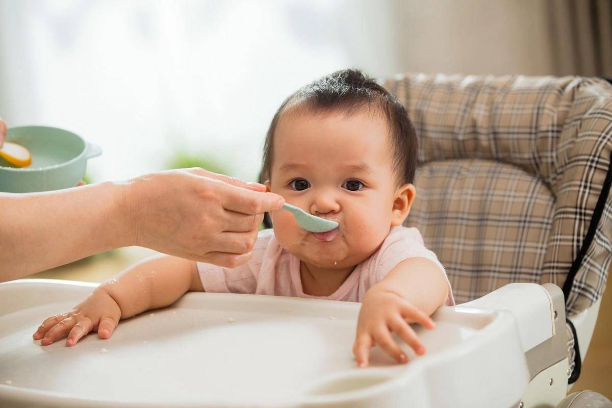 孩子什么时候添加辅食？不是4个月也不是6个月,很多家长还不知道