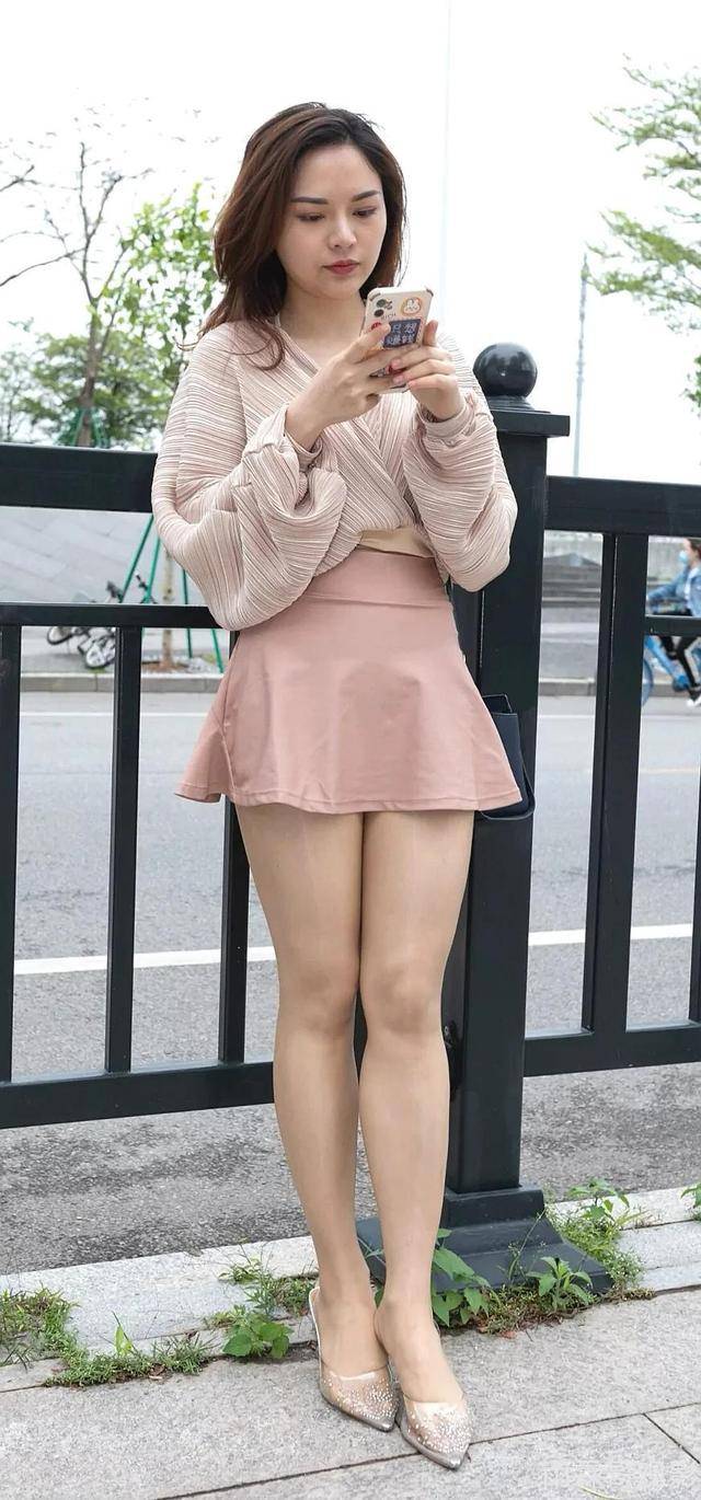 原创无袖高领紧身上衣搭配毛边牛仔短裤白嫩美腿很醒目