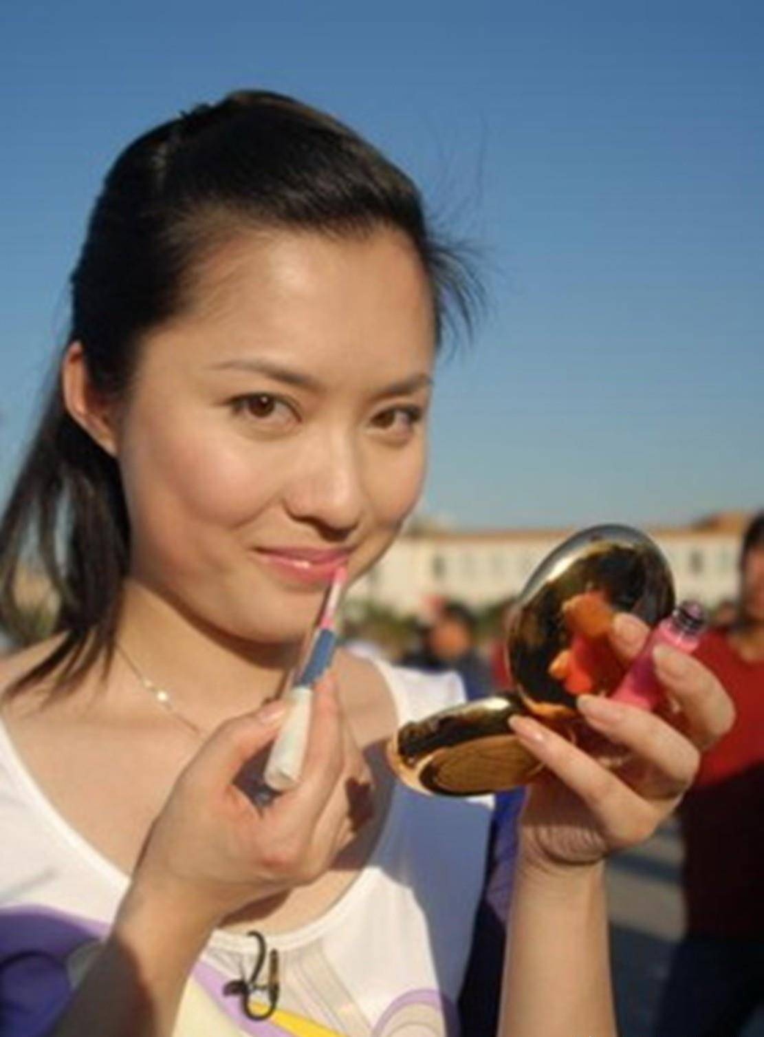 紫凝已经活得比大多数人精彩,唯一的遗憾就是没有结婚,希望紫凝能够