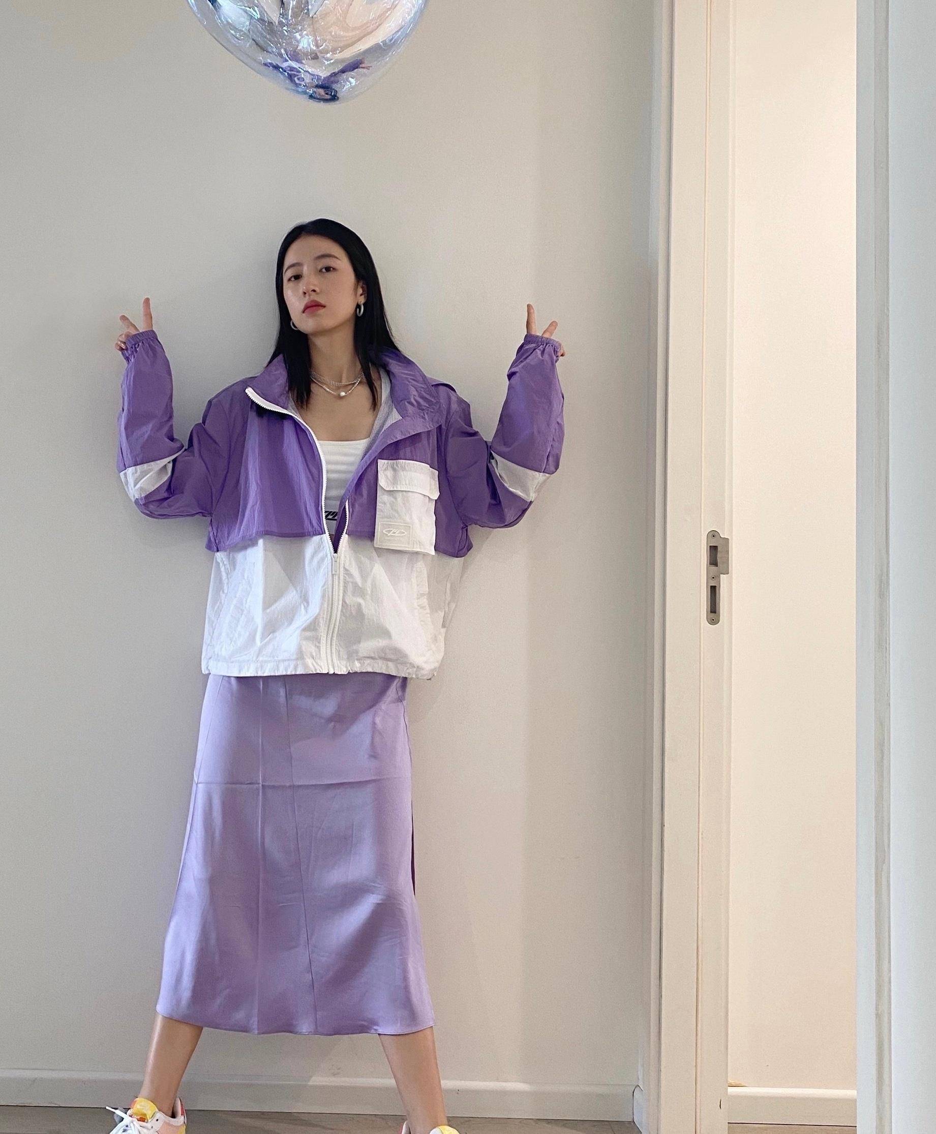 原创周雨彤私服美照来袭穿运动外套配抹身材上衣时尚特别女神气质