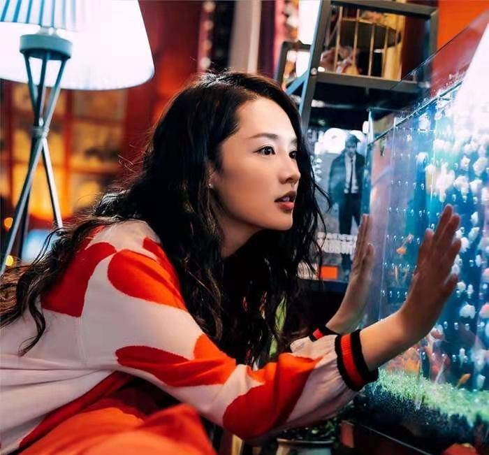 《温暖的抱抱》李沁的活力减龄风,暖黄色毛衣搭短裤,上身太美了_服装