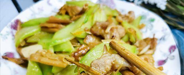 今天做一道 双黄 炒肉 又香又脆又嫩滑 一盘菜吃出多种口感 黄花 黄瓜 食用油