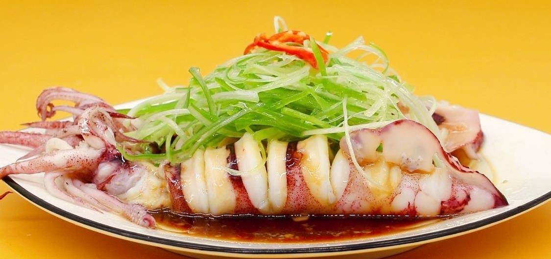 锅内烧油,油热后将热油淋在葱丝上面,一道葱油鱿鱼就做好了,鱿鱼吃