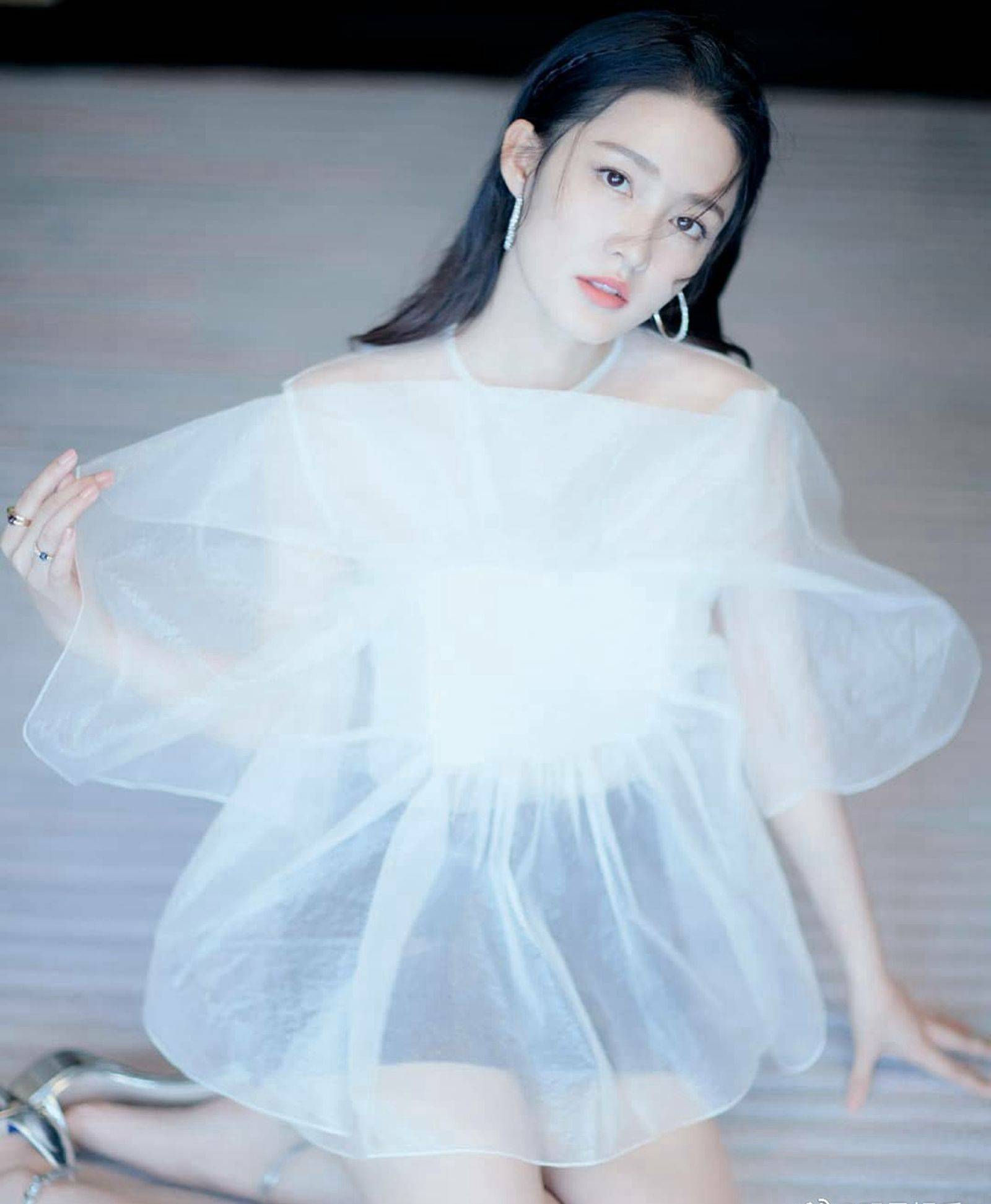 李沁白纱裙优雅恬静写真