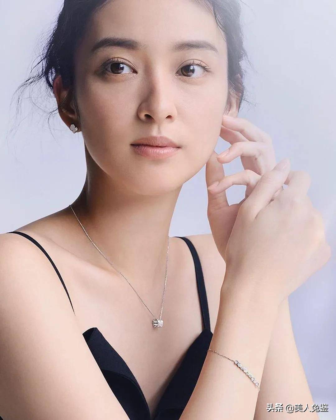 现在武田生完宝宝后,开始活跃在娱乐圈.虽然还不到30岁,但她更成熟了.