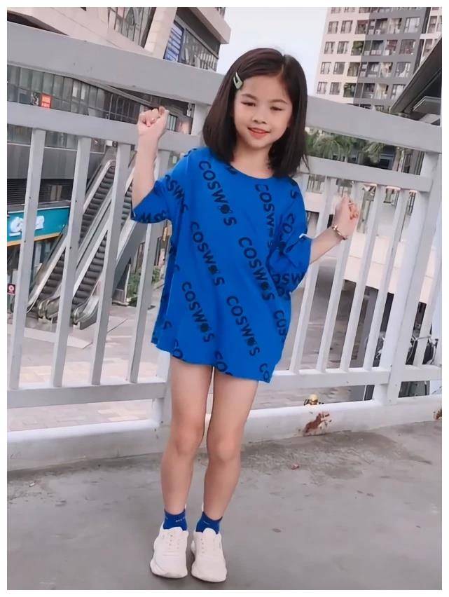 小女孩才7岁吧,就知道穿什么t恤搭什么袜子了,还不快学学_t恤_穿着