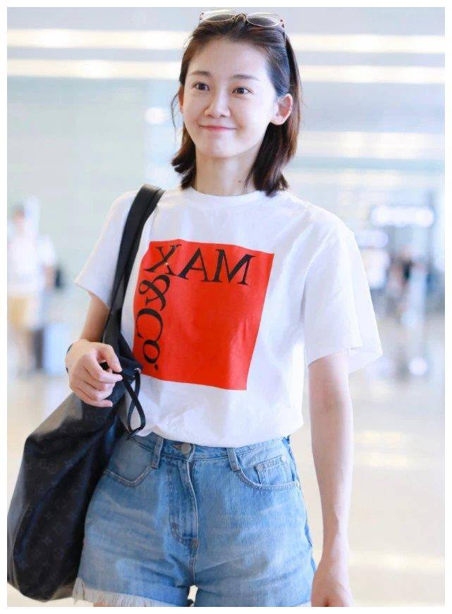 30岁穿t恤 牛仔短裤走机场,美回24岁_大卫亚_穿着_苗苗