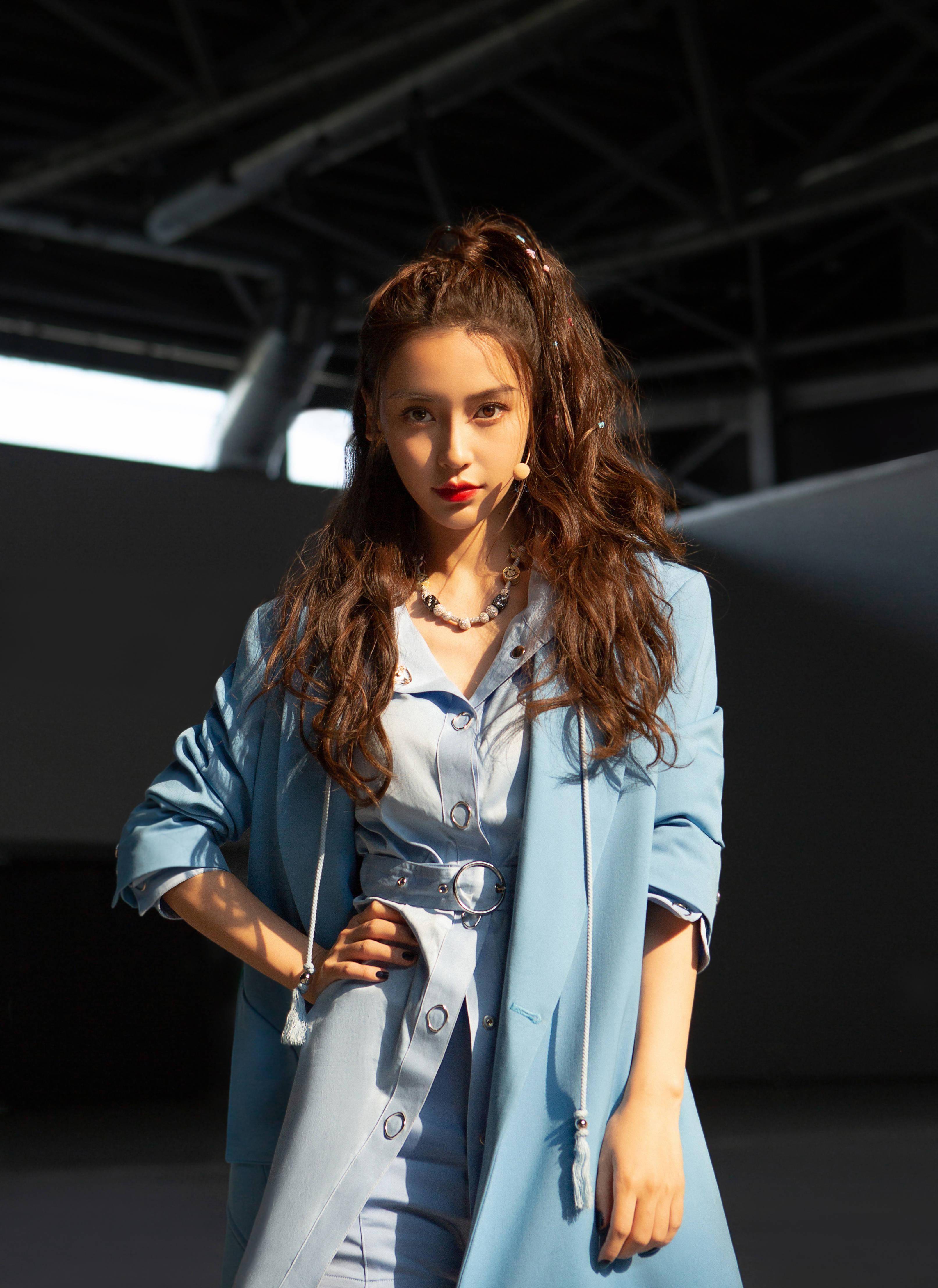 原创angelababy的摩登时尚大片黑背心配皮裤性感又高雅