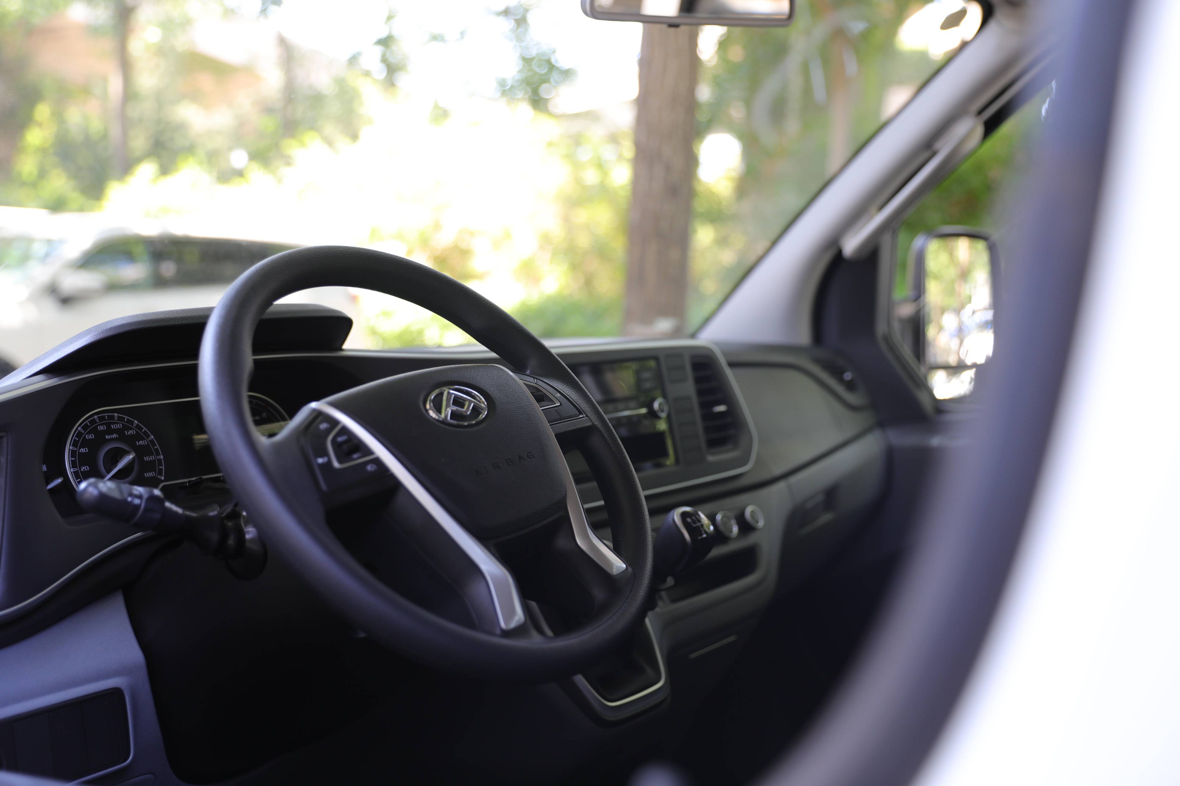 内饰方面,上汽大通maxus v80中轴车型内饰风格与外观一脉相承,设计