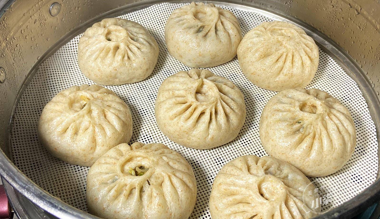用全麦面粉做的包子营养比普通面粉高,吃起来带有颗粒感,豆芽和韭菜调